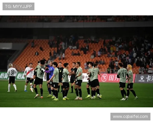 足球巨星挑战篮球场展现扣篮风采引发球迷热议 足球巨星挑战篮球场展现扣篮风采引发球迷热议