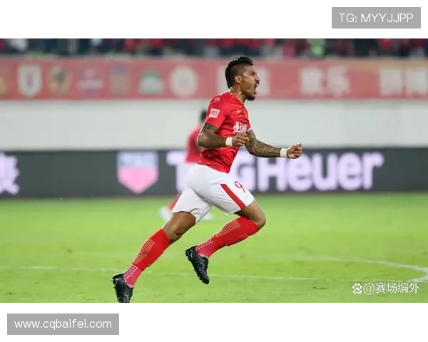 足球明星在训练中射门20球展现超强技巧与精准度引发球迷热议 足球明星在训练中射门20球展现超强技巧与精准度引发球迷热议